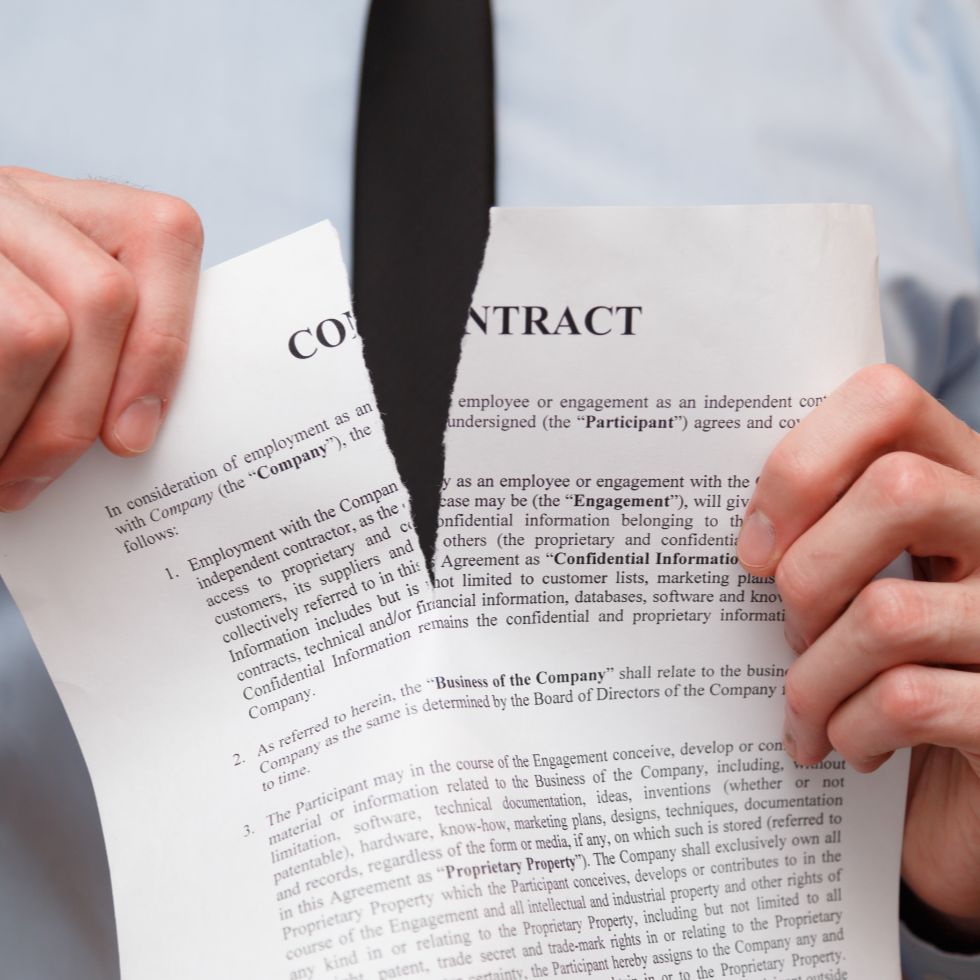 ¿Qué hacer cuando una persona incumple un contrato civil? Pasos legales